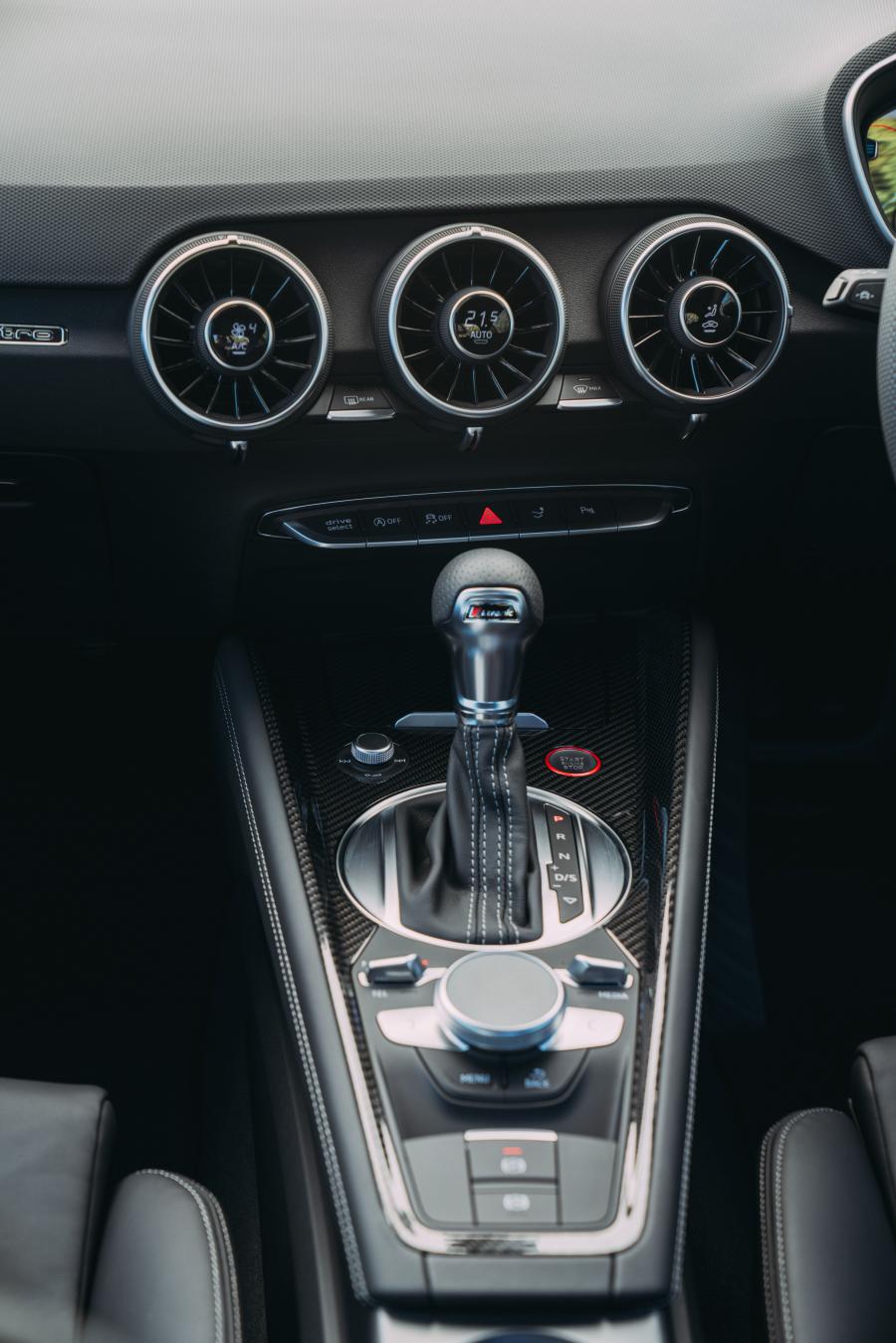 Детали интерьера Audi TTS Coupe (8S) 2019 года  (AU) (фото 12 из 40)